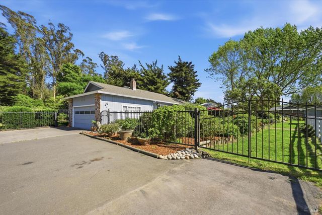 4320 Roblar Rd, Petaluma, CA 94952