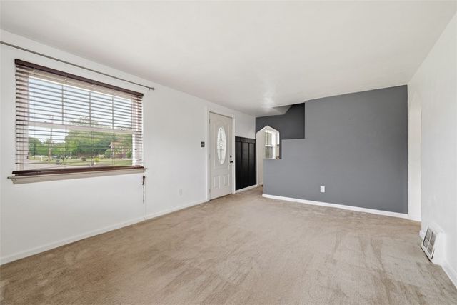 2514 Alberta Cir, West Mifflin, PA 15122