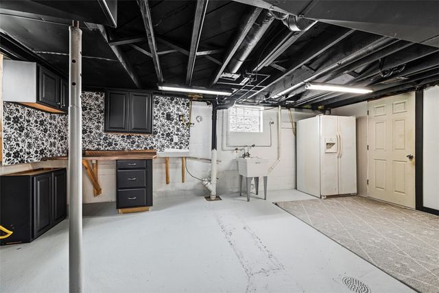 2514 Alberta Cir, West Mifflin, PA 15122