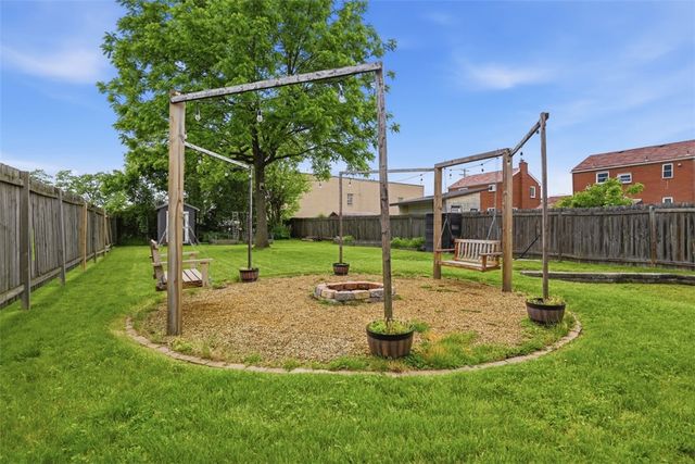 2514 Alberta Cir, West Mifflin, PA 15122