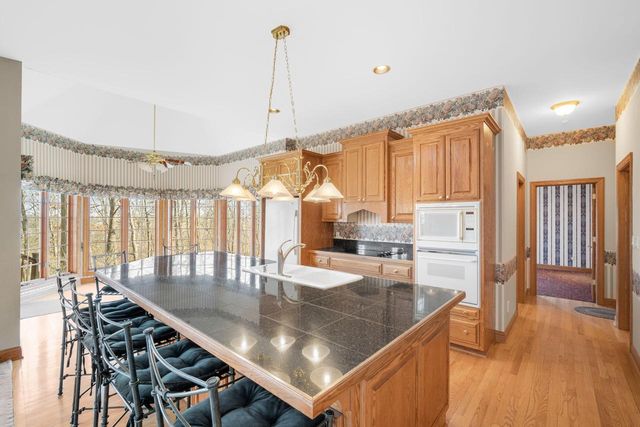 7570 S Cambridge DRIVE, Franklin, WI 53132