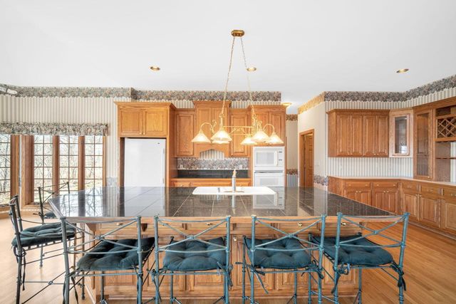 7570 S Cambridge DRIVE, Franklin, WI 53132