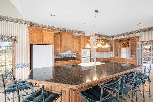 7570 S Cambridge DRIVE, Franklin, WI 53132