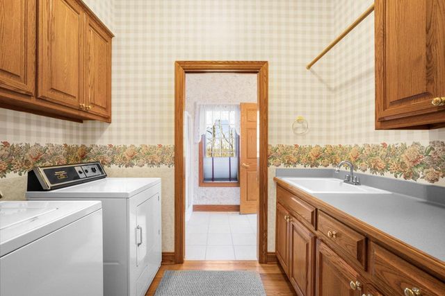7570 S Cambridge DRIVE, Franklin, WI 53132