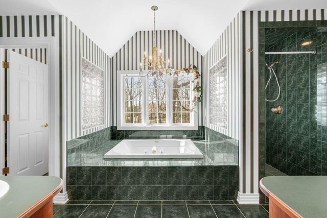 7570 S Cambridge DRIVE, Franklin, WI 53132
