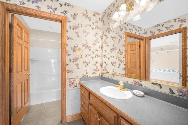 7570 S Cambridge DRIVE, Franklin, WI 53132