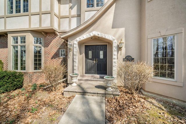 7570 S Cambridge DRIVE, Franklin, WI 53132