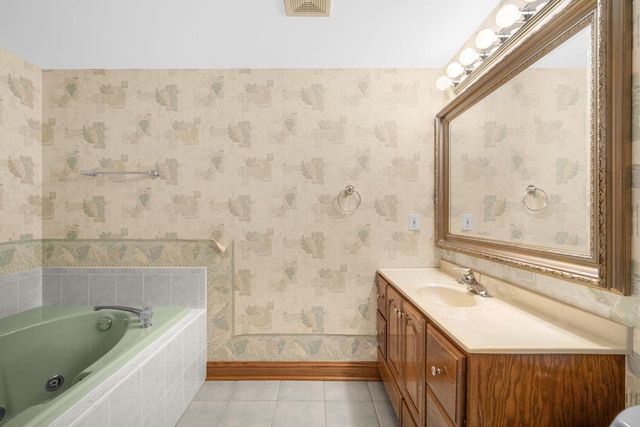 7570 S Cambridge DRIVE, Franklin, WI 53132