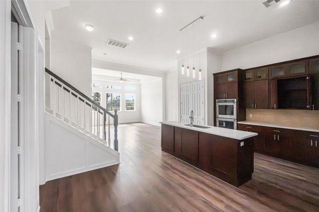 6413 N Ridgecrest Drive, Hitchcock, TX 77563
