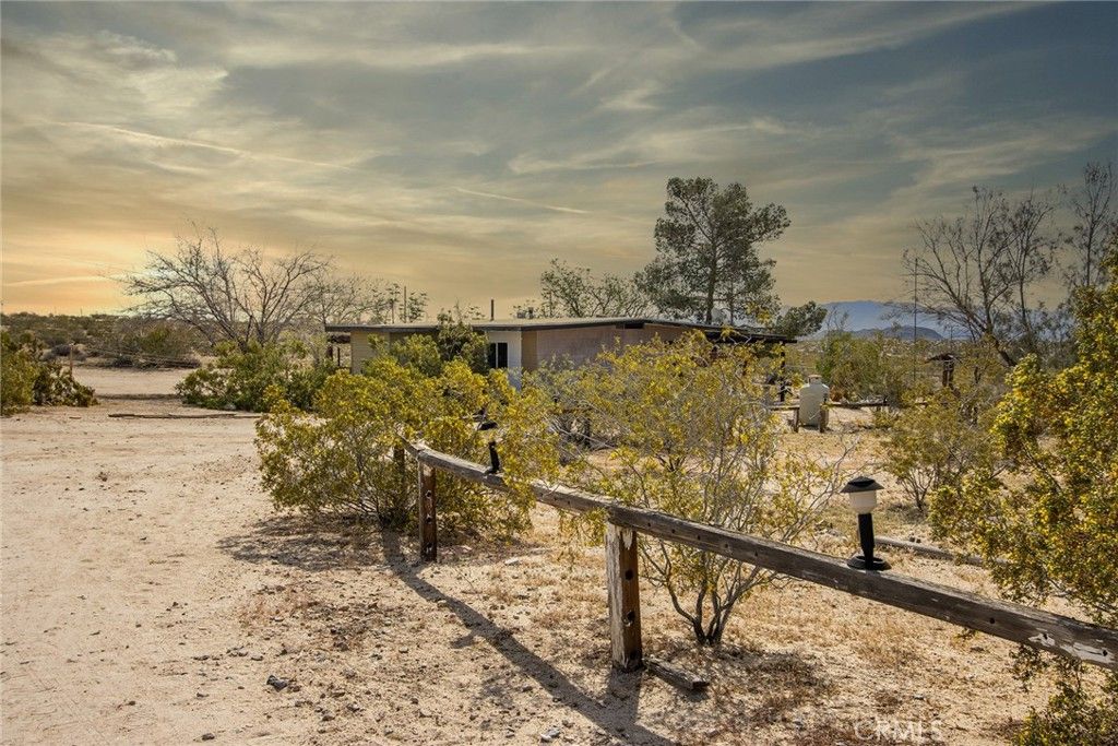 Image 25 of property listing at 63720 Pluto Road, Joshua Tree, CA 92252