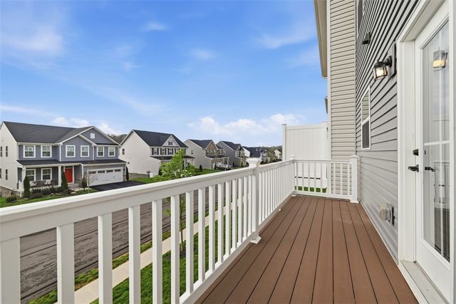204 Cranesbill Dr, Adams Twp, PA 16046