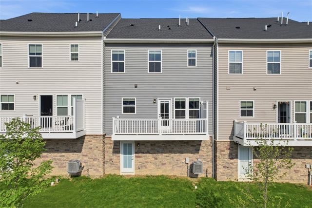 204 Cranesbill Dr, Adams Twp, PA 16046