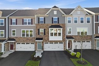 204 Cranesbill Dr, Adams Twp, PA 16046