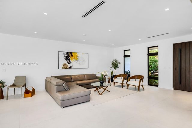 300 NE 48th St, Miami, FL 33137