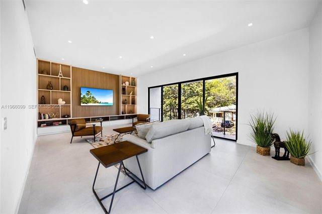 300 NE 48th St, Miami, FL 33137