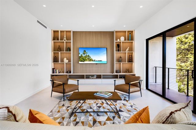 300 NE 48th St, Miami, FL 33137