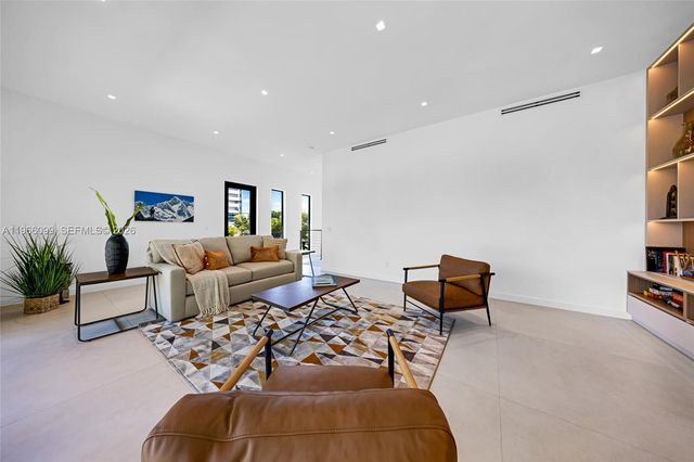 300 NE 48th St, Miami, FL 33137