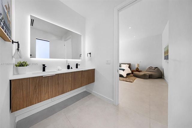 300 NE 48th St, Miami, FL 33137