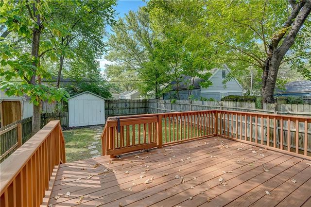 7602 PENNSYLVANIA Avenue, Kansas City, MO 64114