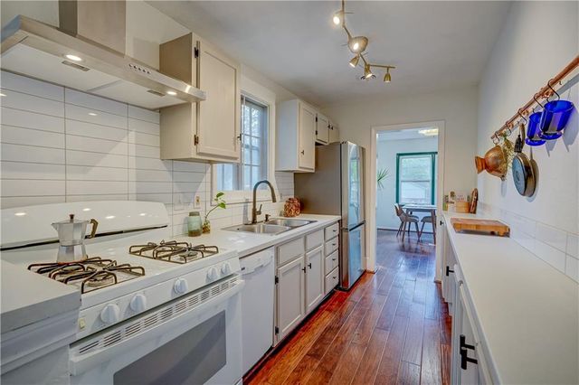 7602 PENNSYLVANIA Avenue, Kansas City, MO 64114