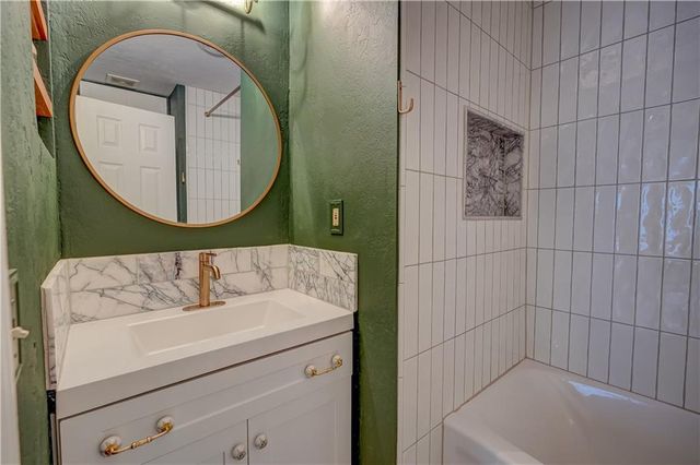 7602 PENNSYLVANIA Avenue, Kansas City, MO 64114