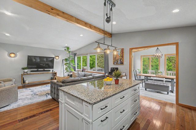 1579 Hilo Avenue N, Oakdale, MN 55128