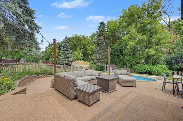 1579 Hilo Avenue N, Oakdale, MN 55128