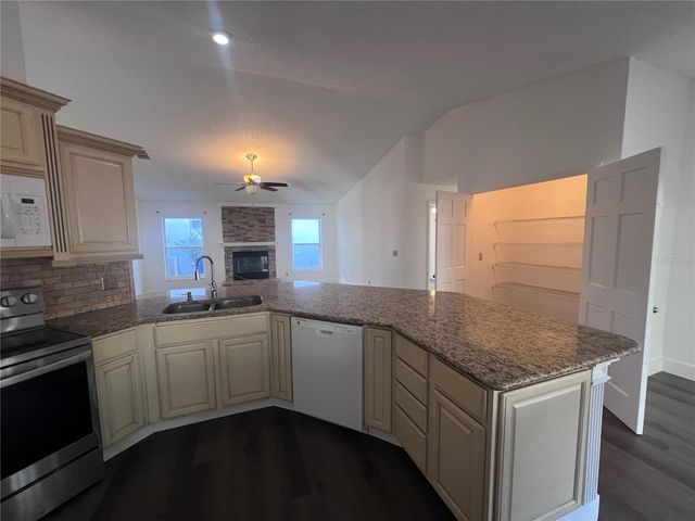 9224 SUNFLOWER DR, Tampa, FL 33647