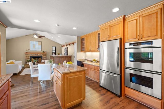 3006 Melbourne Ct, Pleasanton, CA 94588