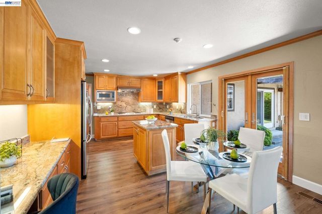 3006 Melbourne Ct, Pleasanton, CA 94588