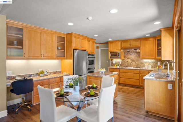 3006 Melbourne Ct, Pleasanton, CA 94588