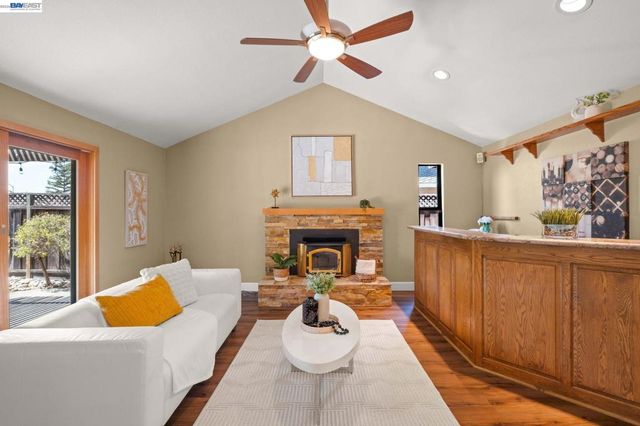 3006 Melbourne Ct, Pleasanton, CA 94588