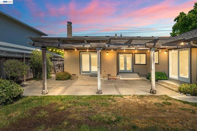 3006 Melbourne Ct, Pleasanton, CA 94588