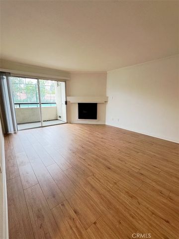 5520 Owensmouth Avenue 115, Woodland Hills, CA 91367