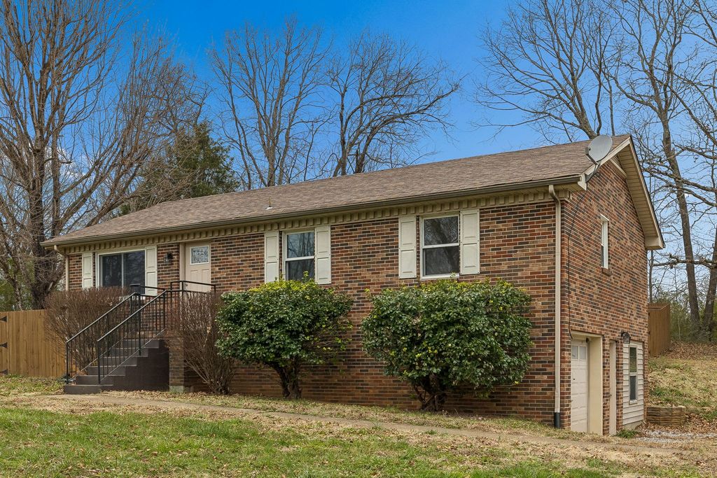 121 Marilyn Dr, Dickson, TN 37055