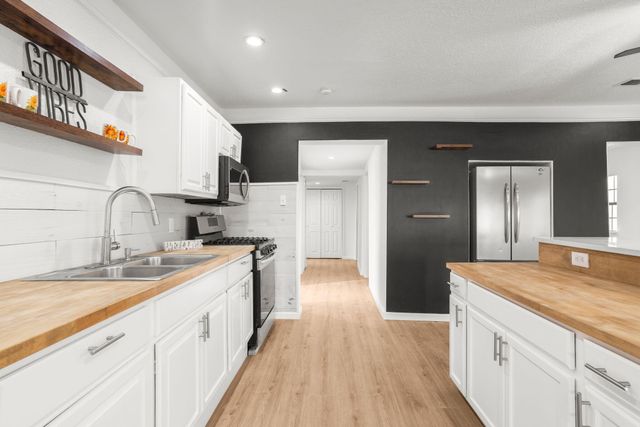 121 Hosher Avenue SE, Albuquerque, NM 87102