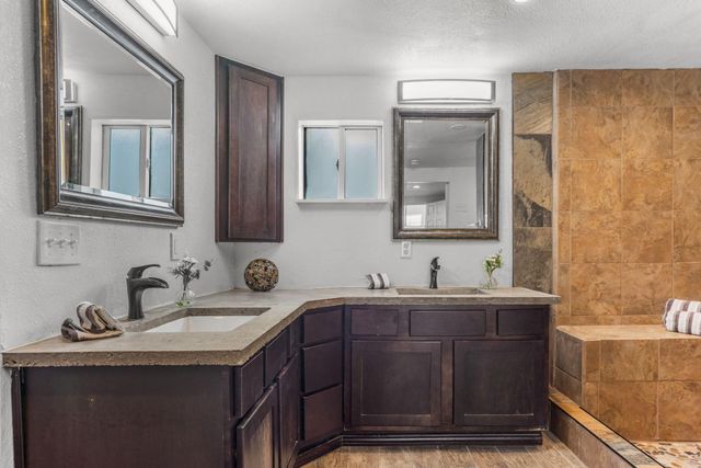 121 Hosher Avenue SE, Albuquerque, NM 87102