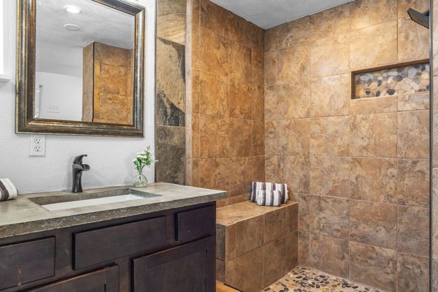 121 Hosher Avenue SE, Albuquerque, NM 87102