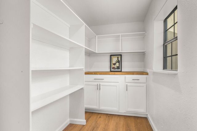 121 Hosher Avenue SE, Albuquerque, NM 87102