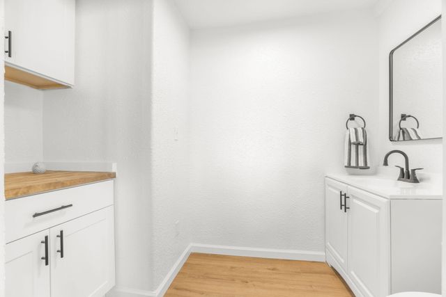 121 Hosher Avenue SE, Albuquerque, NM 87102