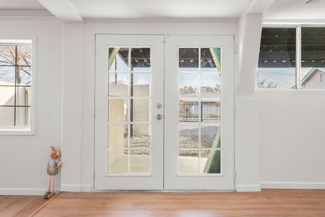 121 Hosher Avenue SE, Albuquerque, NM 87102