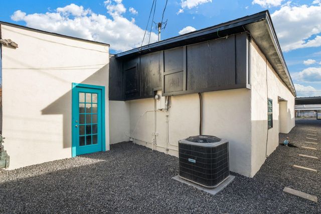 121 Hosher Avenue SE, Albuquerque, NM 87102