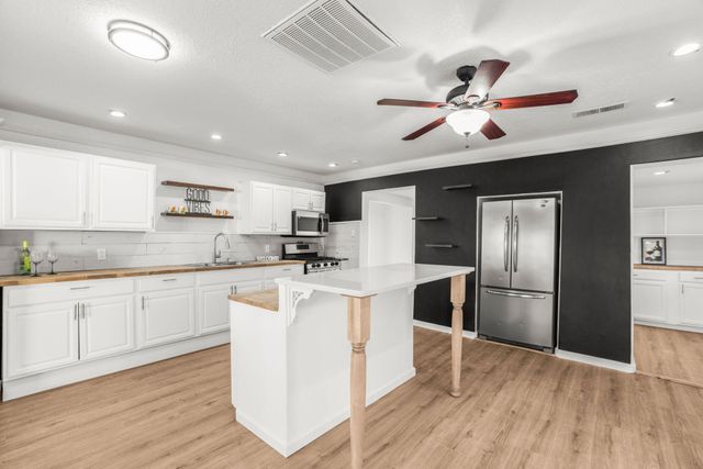 121 Hosher Avenue SE, Albuquerque, NM 87102