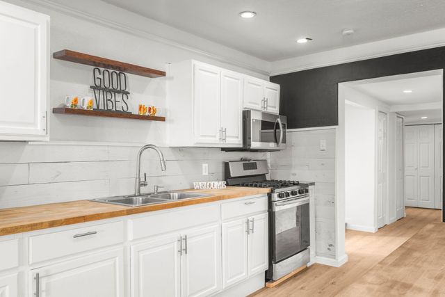 121 Hosher Avenue SE, Albuquerque, NM 87102