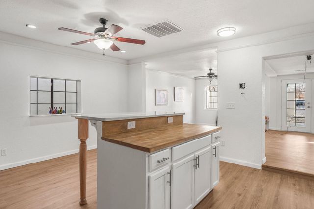 121 Hosher Avenue SE, Albuquerque, NM 87102