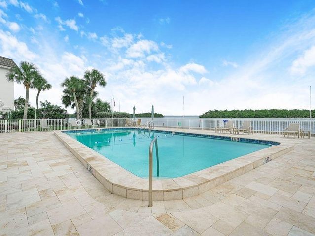549 SUTTON PLACE t 19, Longboat Key, FL 34228