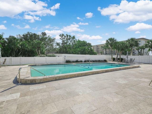 549 SUTTON PLACE t 19, Longboat Key, FL 34228