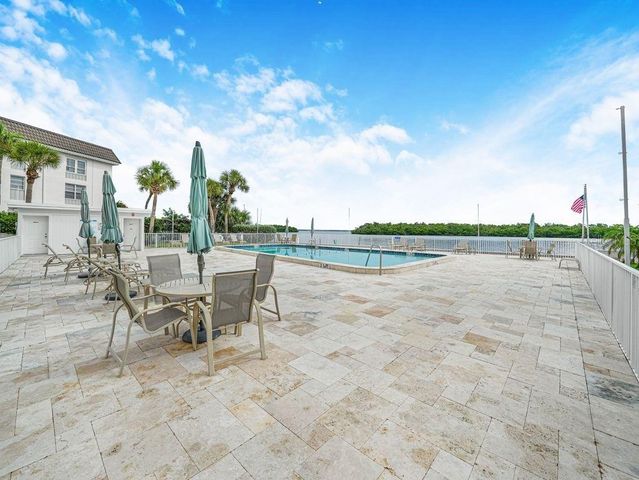 549 SUTTON PLACE t 19, Longboat Key, FL 34228