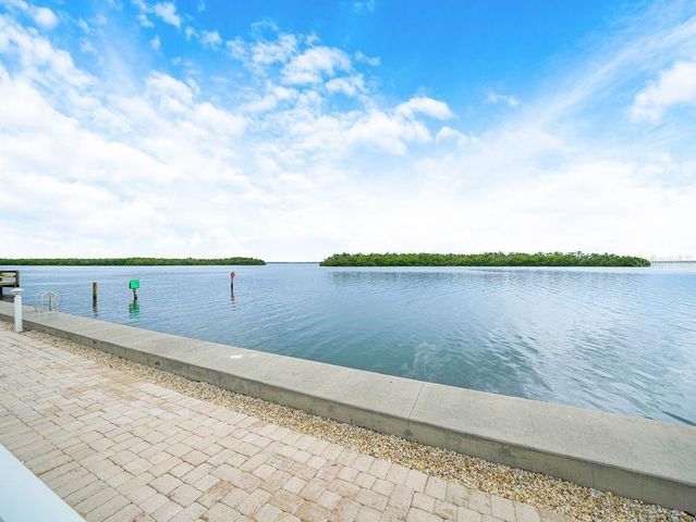549 SUTTON PLACE t 19, Longboat Key, FL 34228