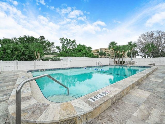 549 SUTTON PLACE t 19, Longboat Key, FL 34228